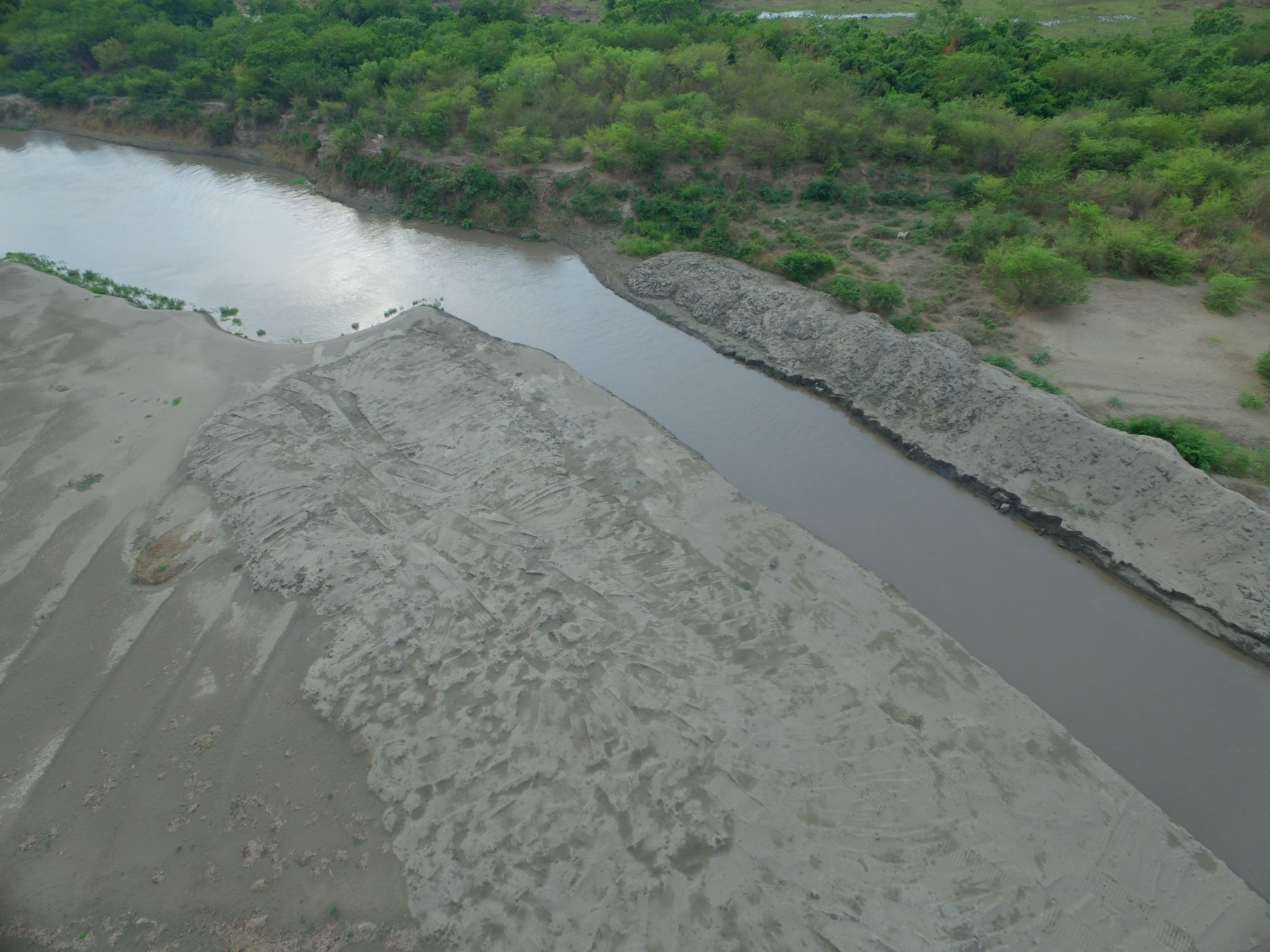 Dragado de los sedimentos arrastrados por el rio Magdalena 4